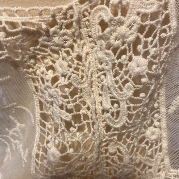 Lace and crochet tank. Size medium - Picture 3 of 10